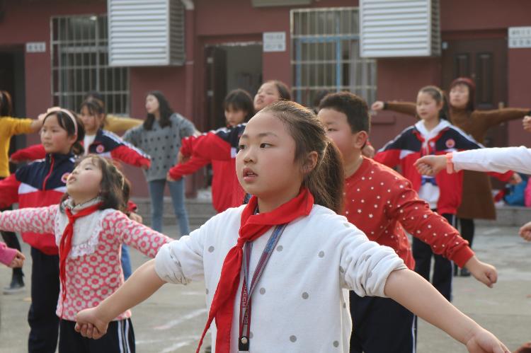 望岳小学:阳光体育 师生同行