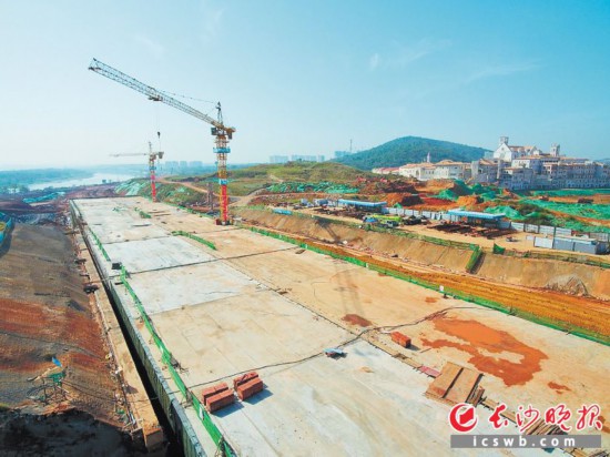 潇湘路西线(清风南路—巡抚路)项目下穿女神公园隧道左幅顺利贯通。 长沙晚报全媒体记者 王志伟 通讯员 符瑶瑶 摄影报道