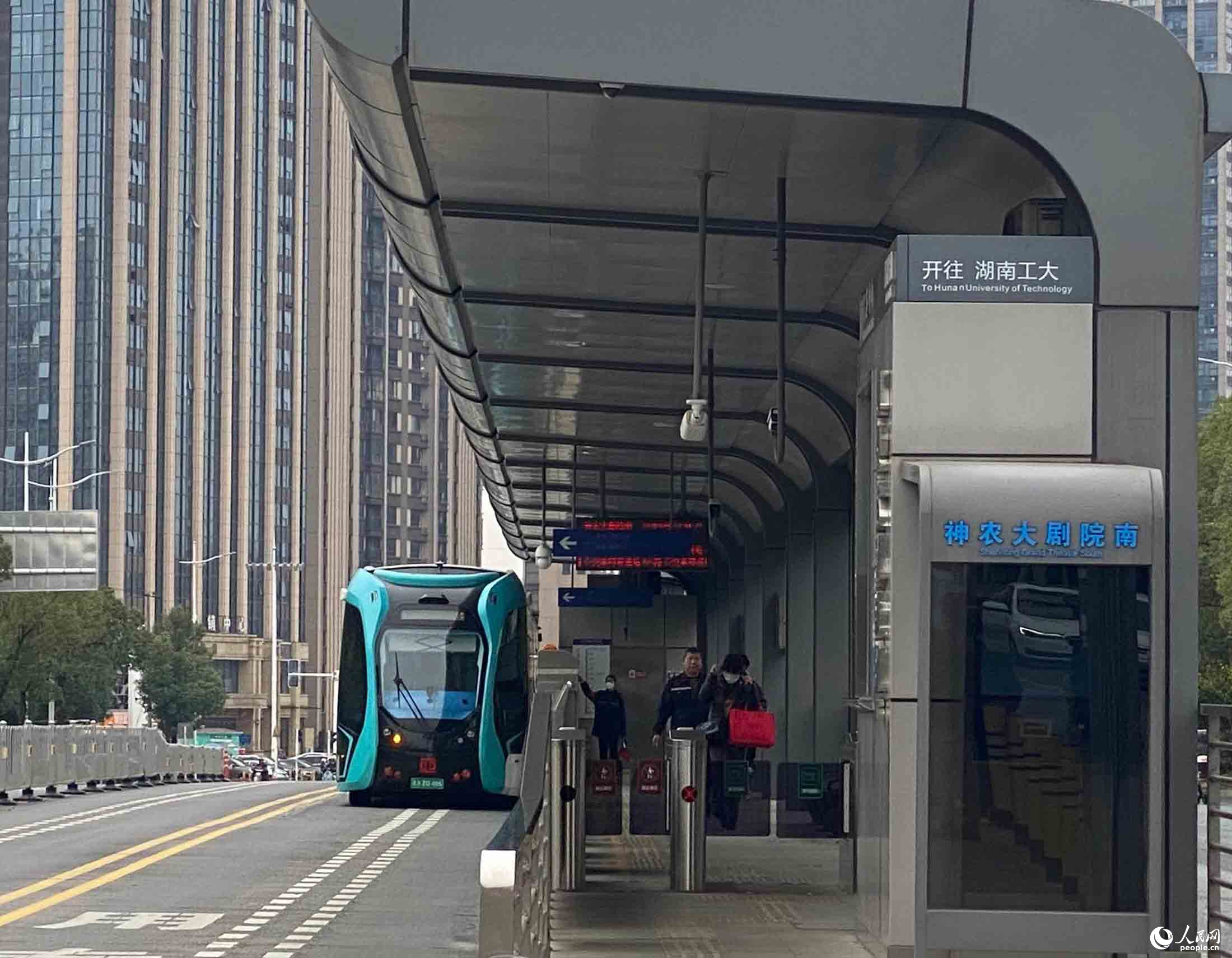 株洲市停靠在站臺邊的智軌電車. 人民網向宇攝