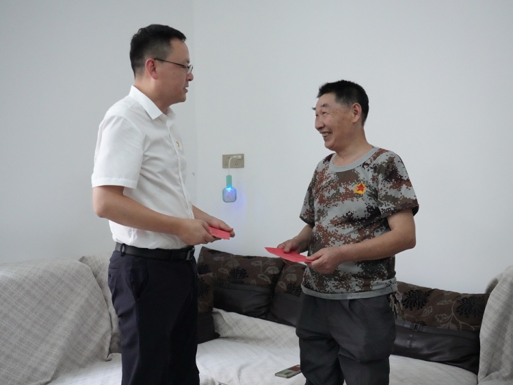 八一慰问致敬意 拥军优属显真情