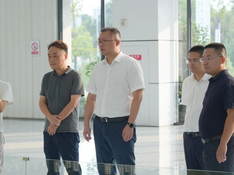 杨钦涵调研服务业重点企业