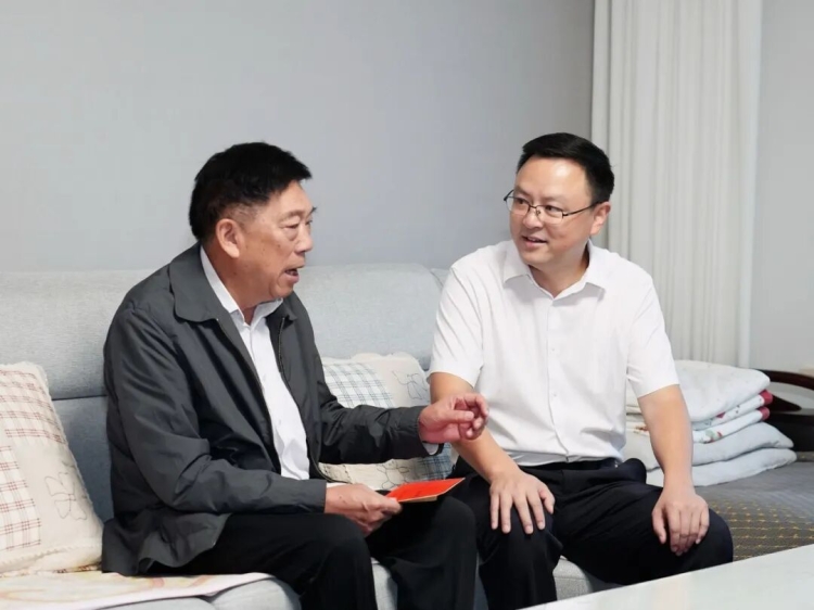 白再兴开展重阳节走访慰问活动