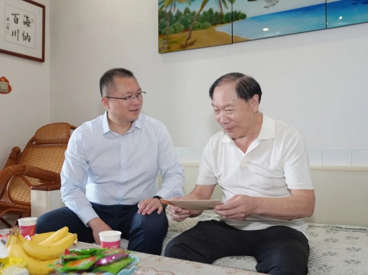 杨钦涵开展重阳节走访慰问活动